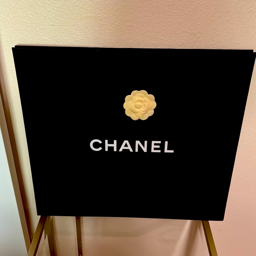 Large Chanel gift bag🌸